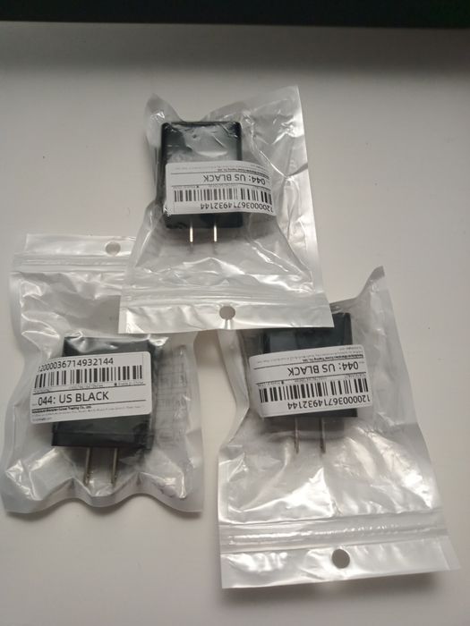 Trzy ładowarki quick charge usb