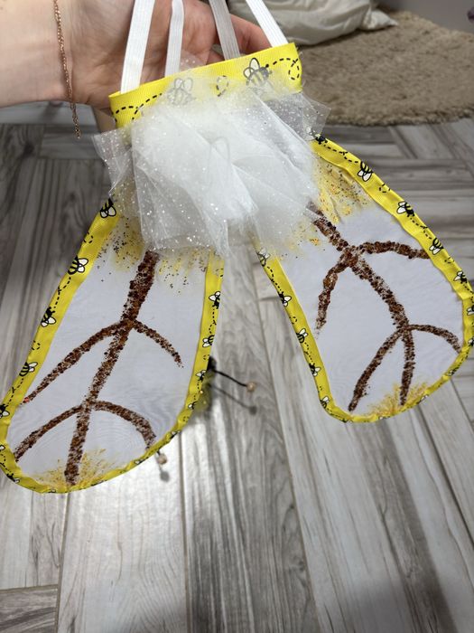 Крила та обруч бджілки