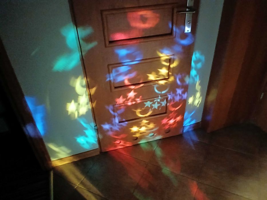 Fajna lampa na imprezę, domówkę, party. Wirujące kolorowe wzorki