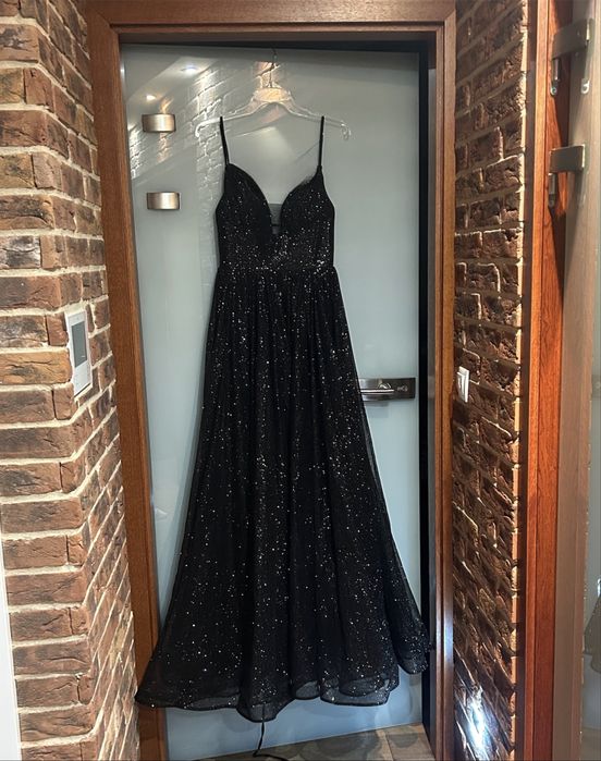 Długa, czarna balowa sukienka błyszczaca