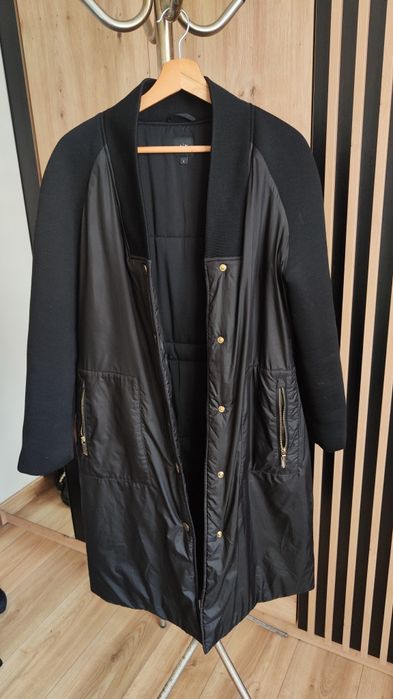 Przejściowa kurtka firmy Armani Exchange
Biust