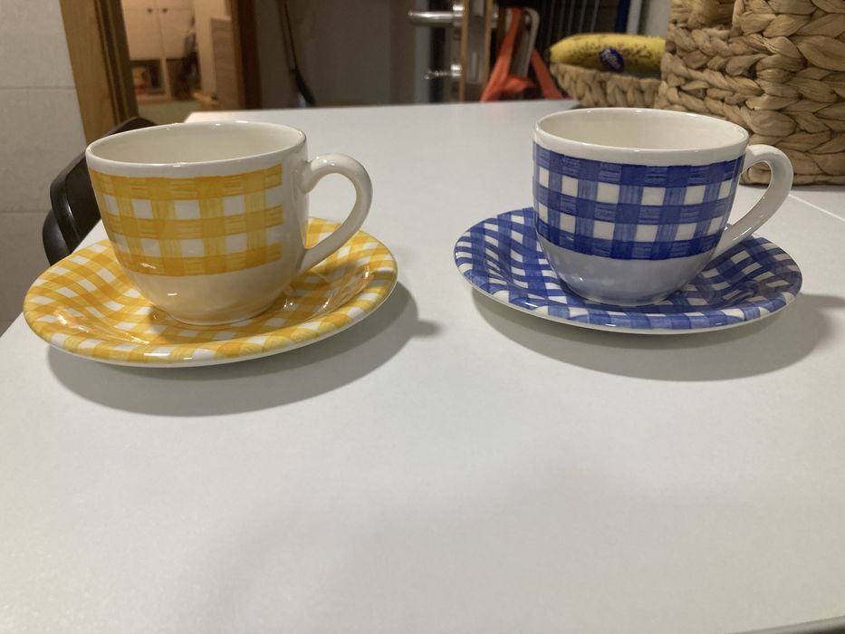 Chávenas / Jarro Vista Alegre e taças sobremesa/ prato marcado azul