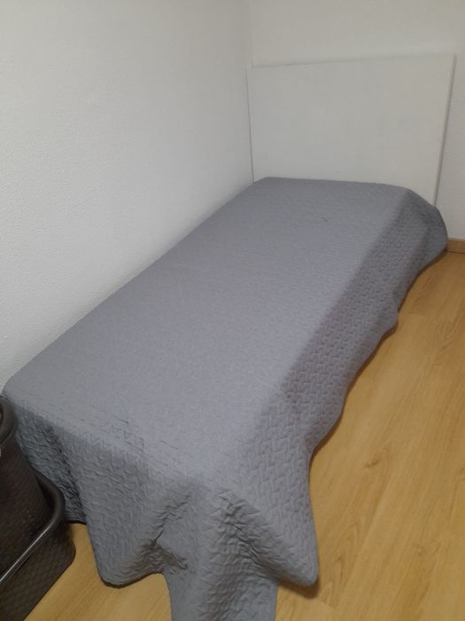 Vendo cama de solteiro mais mesinha