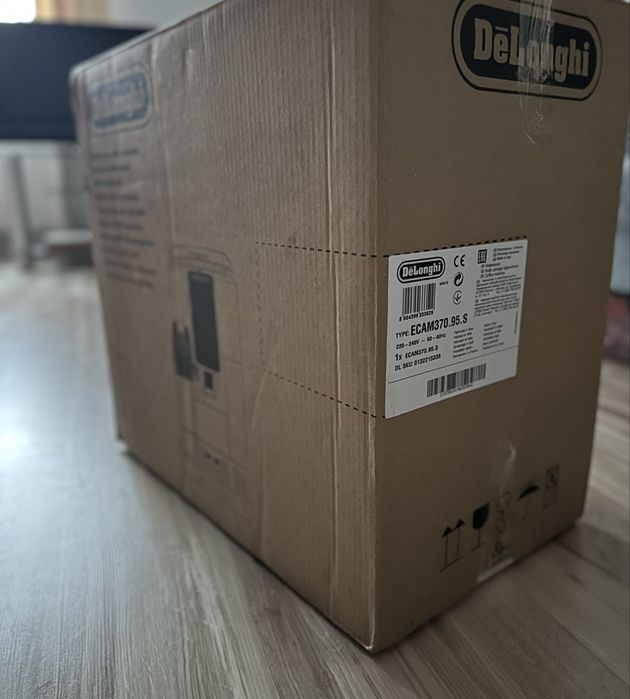 Кавомашина Delonghi Dinamica Plus стан нової, кавомолка Delonghi