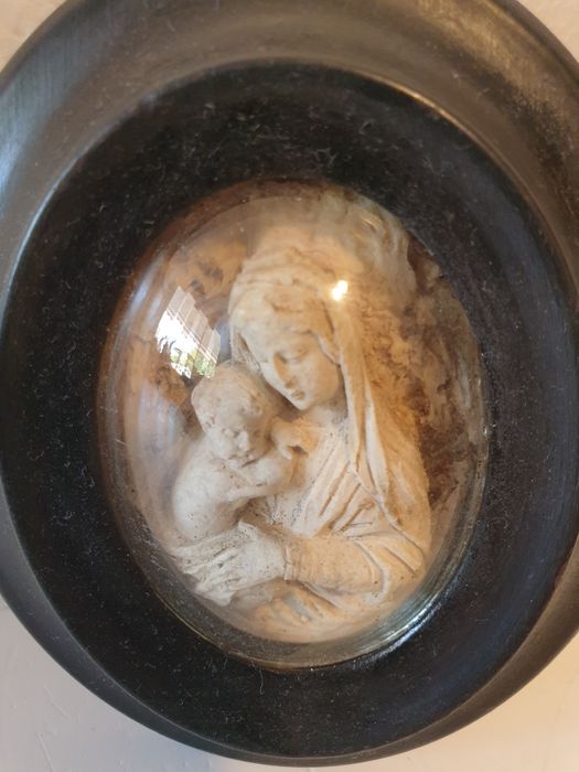 Antiga imagem francesa da Nossa Senhora com o Menino em espuma do mar