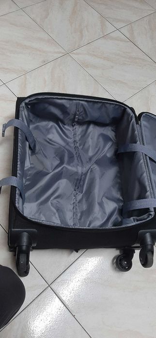Trólei de viagem com 4 rodas, 2 pegas fixas e 1 pega extensível