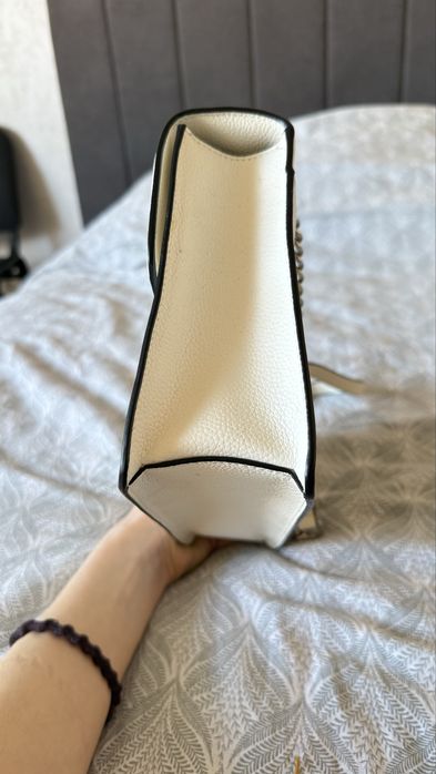 Сумка DKNY біла,через плече