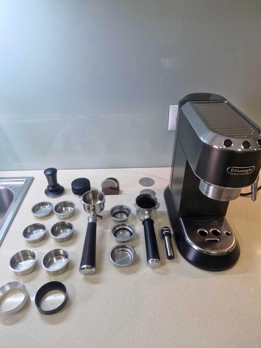 Máquina Espresso De'Longhi Dedica EC685 (Castanho) + Super Kit Barista Avançado