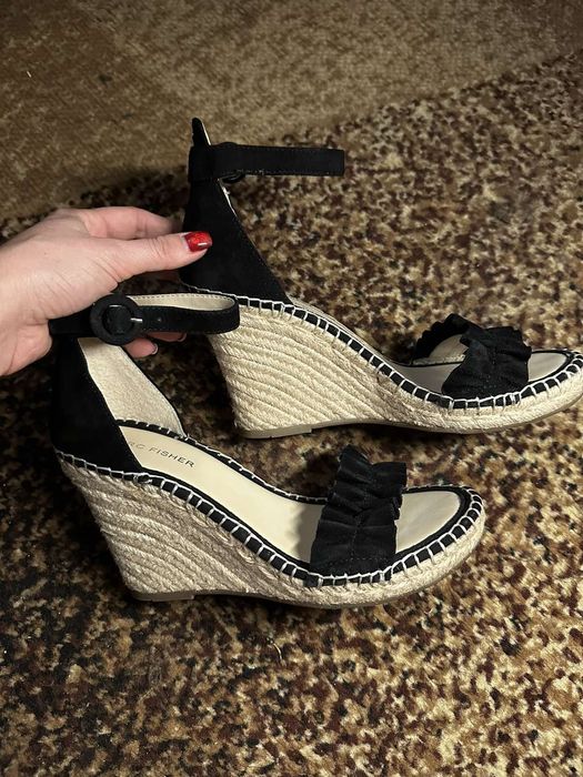 Замшевые босоножки на платформе