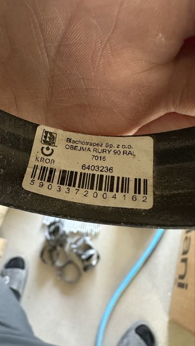 Obejma rury (rynny) 90 RAL 7016 + śruby + kołki
