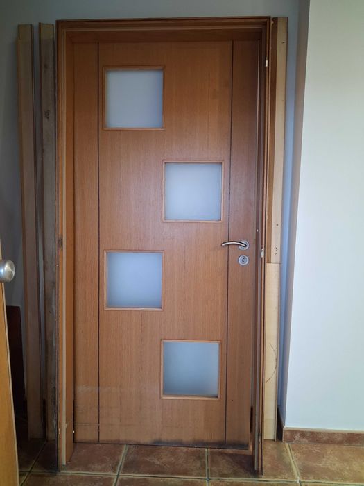 Portas de interior em madeira com aros, dobradiças e fechadura