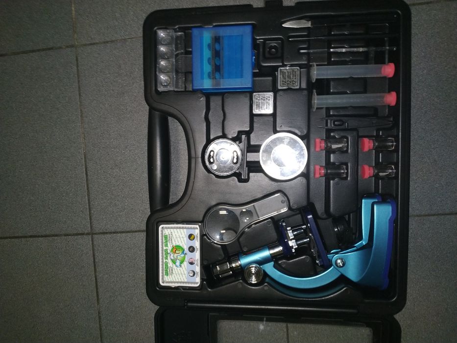 Laboratório de brinquedo com microscópio.