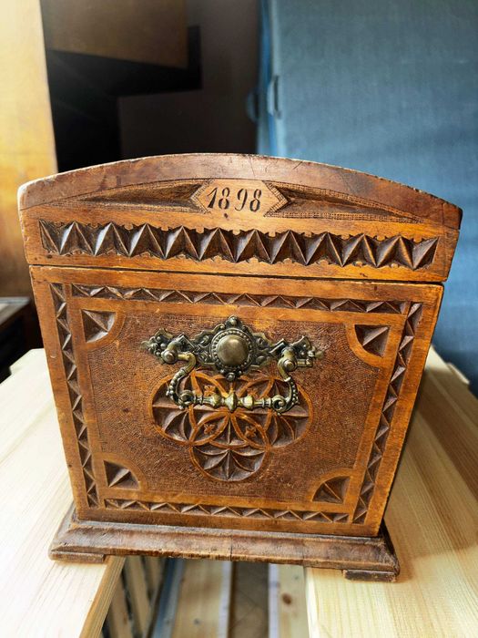 1898 Rzeźbiona szkatułka drewniana – austro-węgierska / śląska sztuka ludowa, bardzo dobry stan
