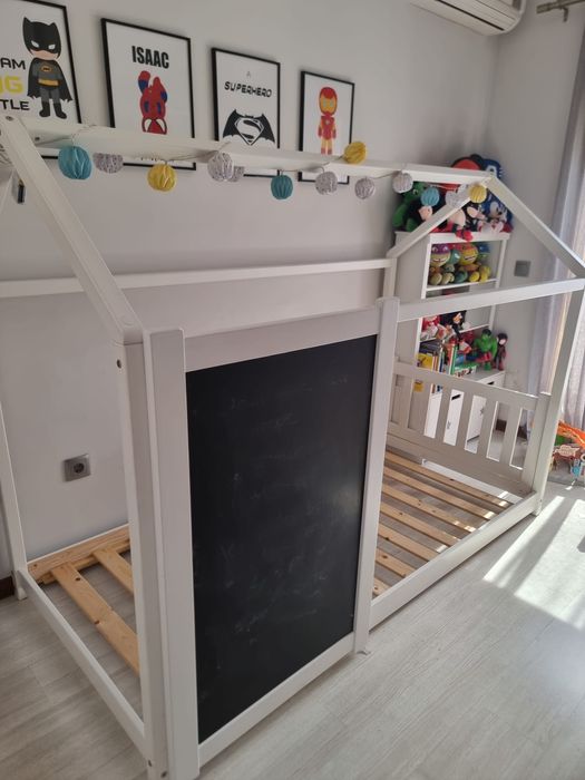 Cama de criança com quadro