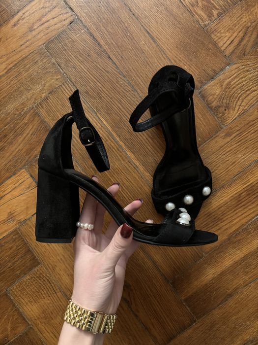 Замшеві чорні босоніжки на підборах