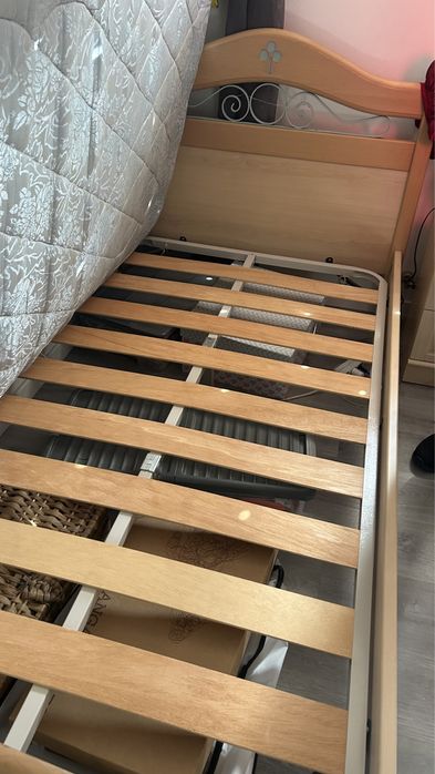 Conjunto de quarto Ilídio da Mota: cama + mesa de cabeceira (madeira)