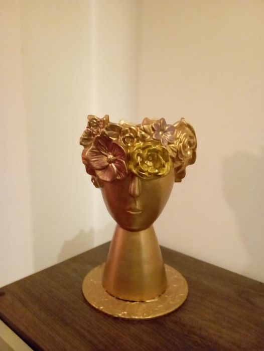 Jarra de cabeça de mulher com flores