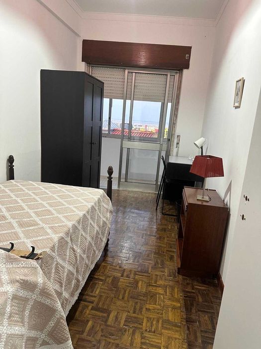 Quarto grande em zona sossegada, centro Lisboa