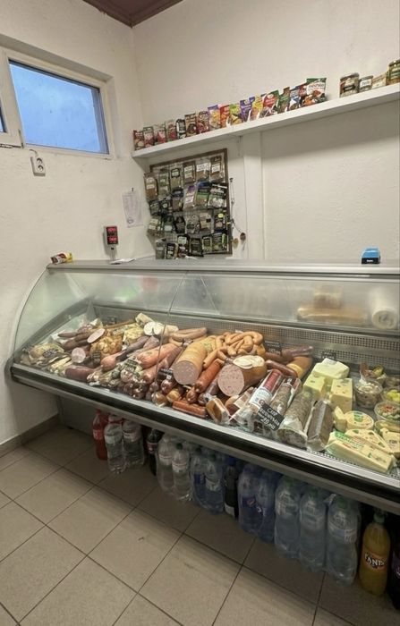 Продаємо холодильну вітрину 2 м