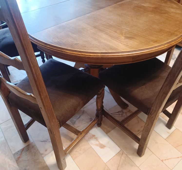 Mesa de Madeira extensível com 6 cadeiras (estofos como no