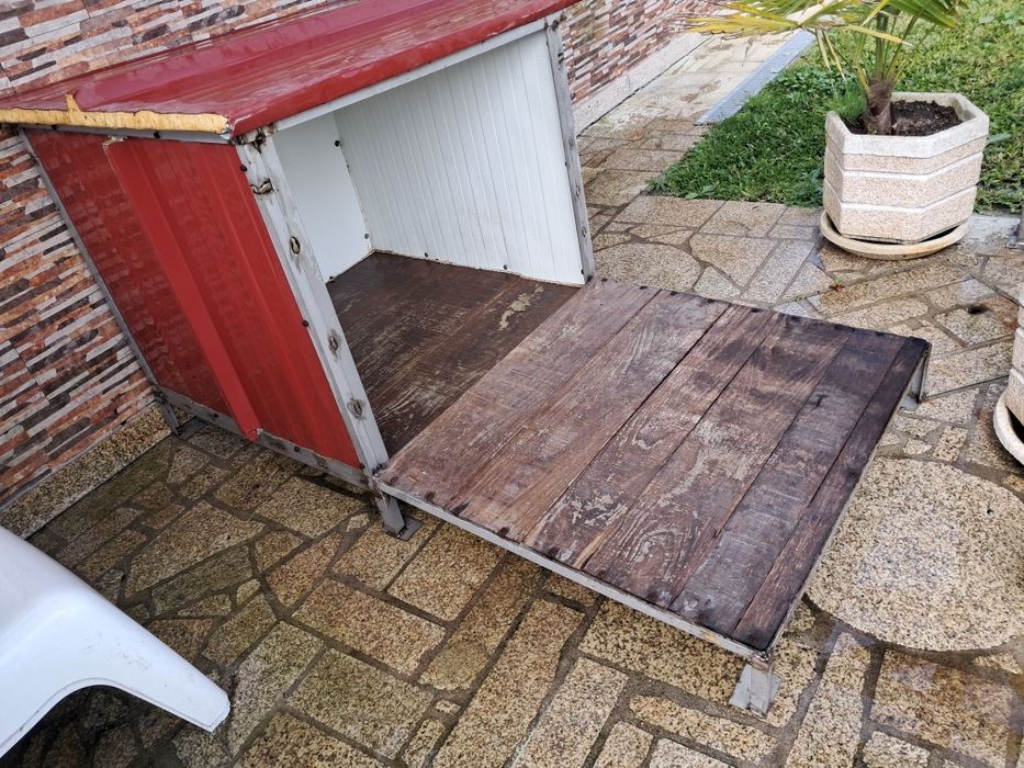 Casota com avançado para cão