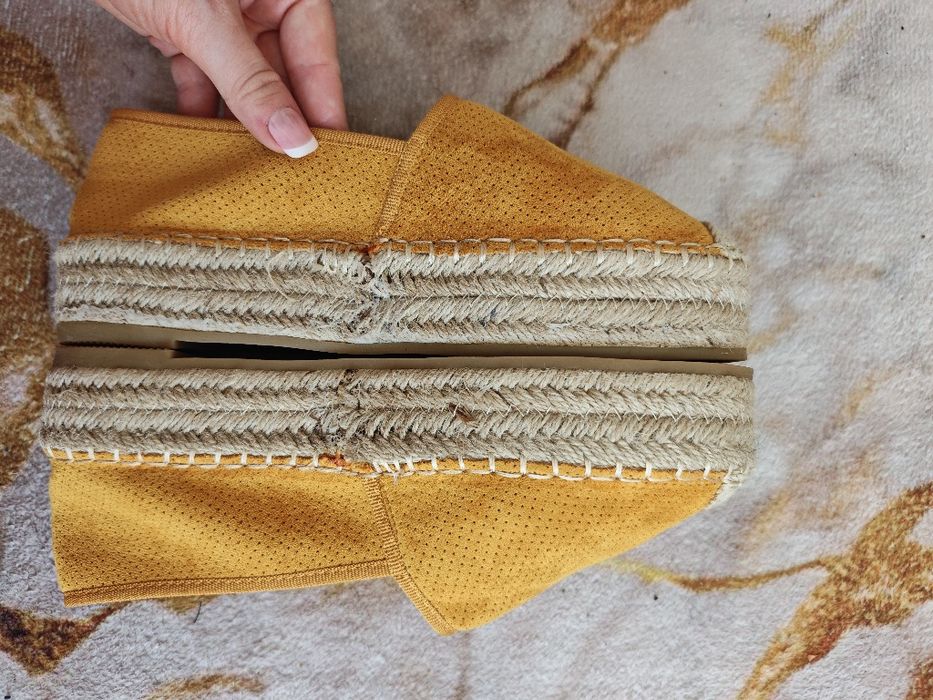 Musztardowe espadryle damskie na plecionej podeszwie