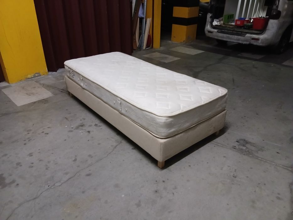 Cama estrado solteiro Ikea com colchão