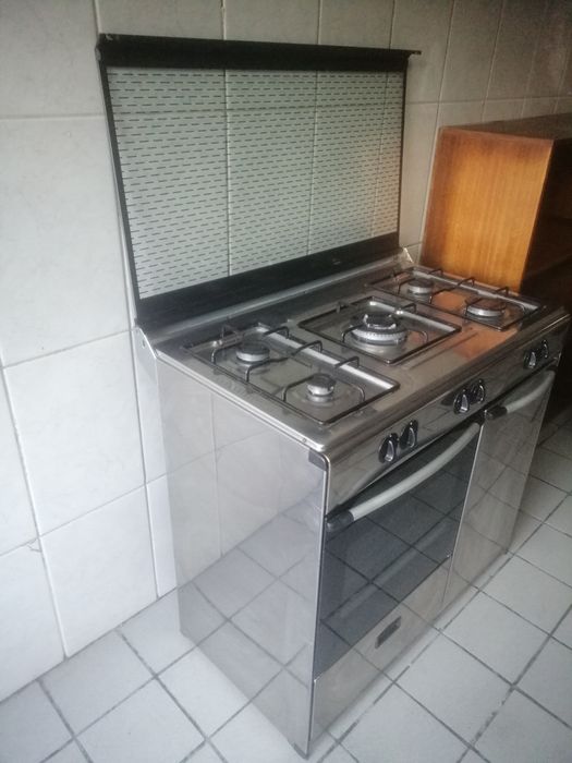 Fogão de 5 bocas a gás e forno a gás inox.