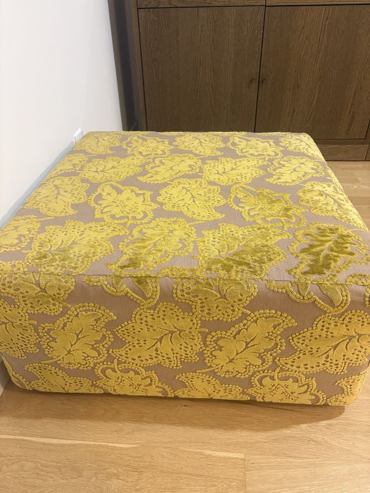 Puff de tecido estruturado com pés