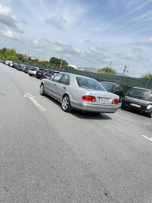 Mercedes E220 bem estimada