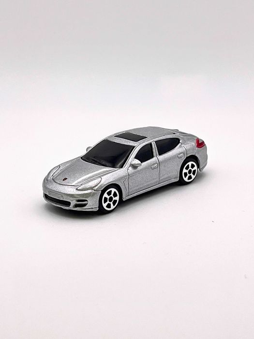 Porsche Panamera Turbo Prateado 1:64 (Maisto Fresh Metal 2010)