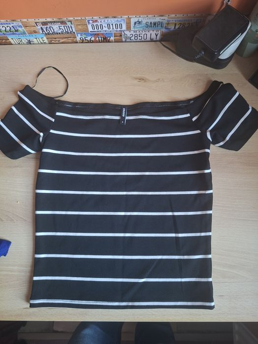 Top damski z odkrytymi ramionami typu carmen