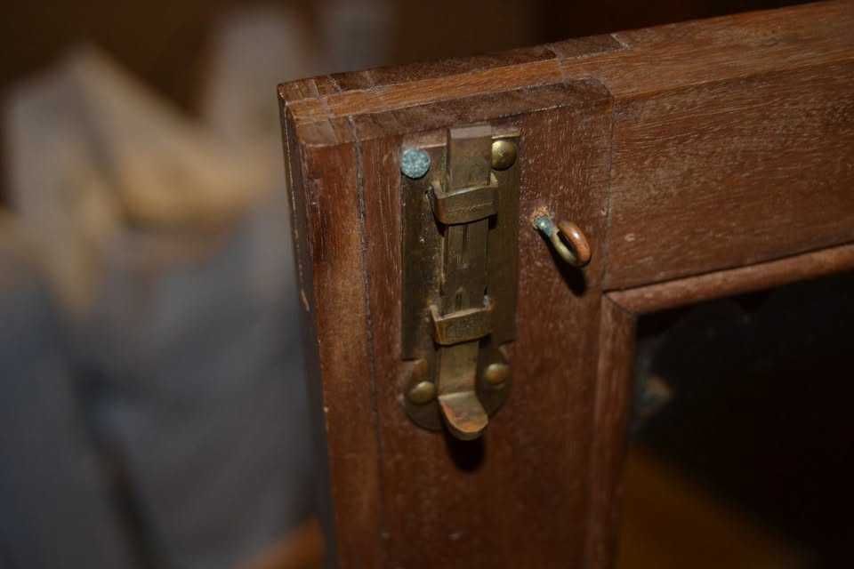 Movel Expositor Centenário em Madeira