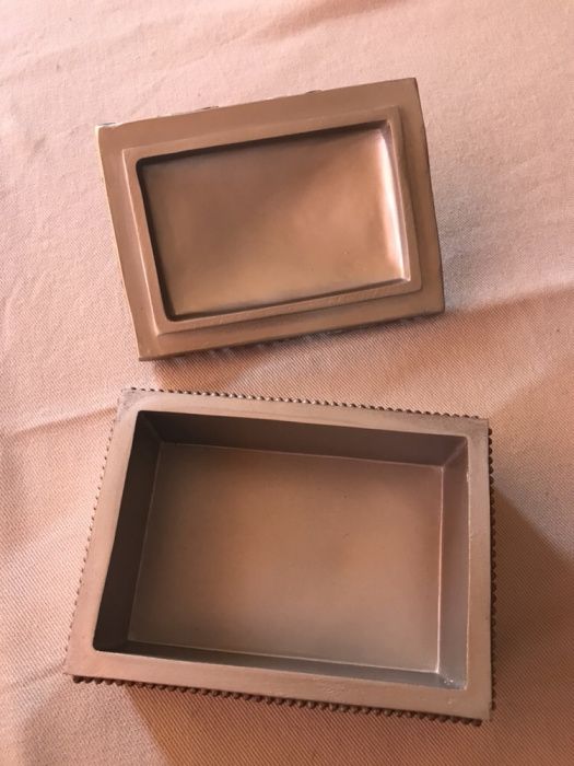 Caixa de madeira com espelhos