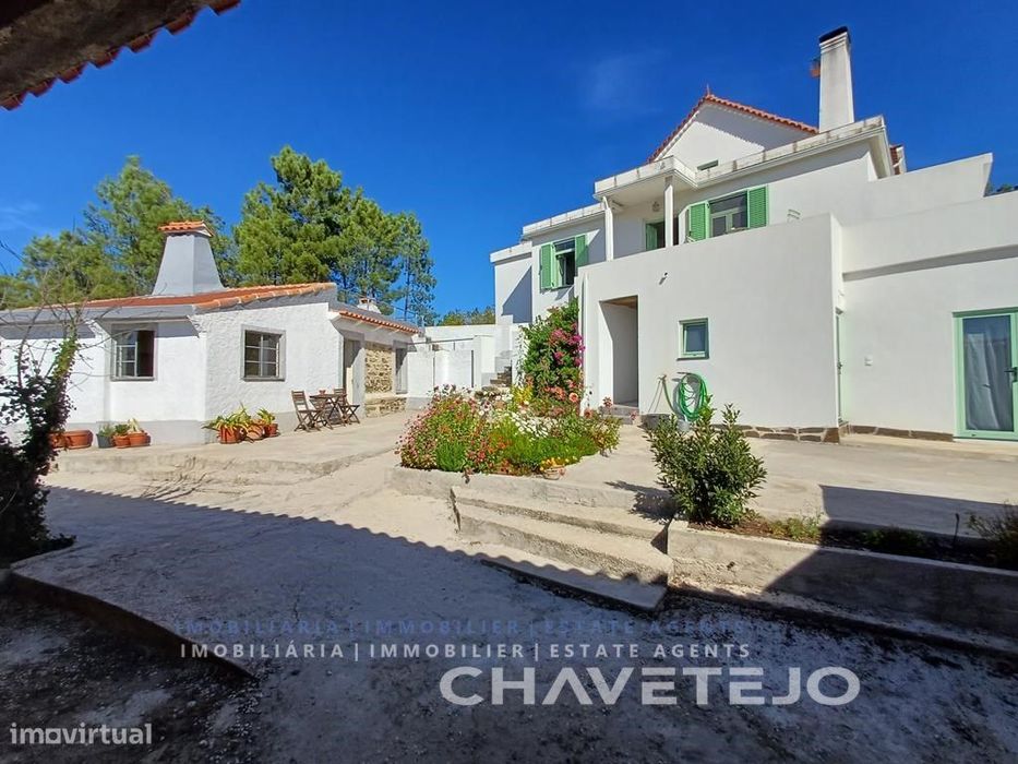 Casa de família renovada com anexos e terreno fértil com bastante á...