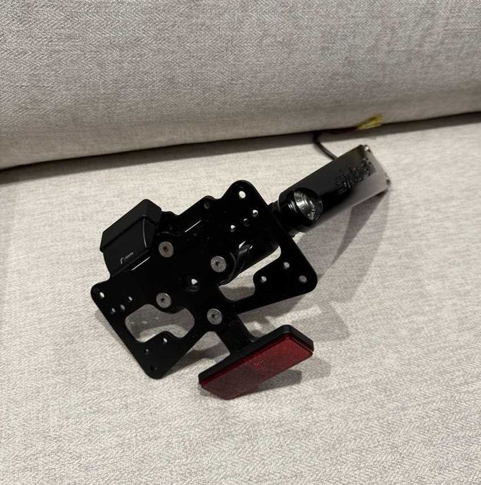 Рамка номера мотоцикла Rizoma R9T Series SIDE ARM для крепления номера