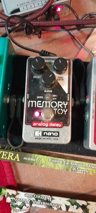 Electro Harmonix Memory Toy Analog Delay com modulação