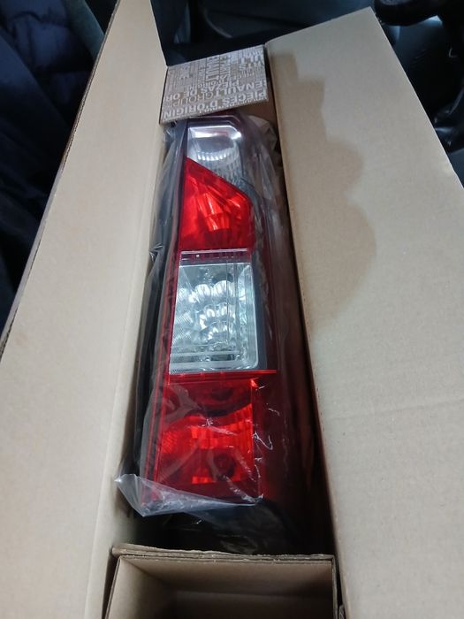 Продам бу на Рено  мастер задний правий фонарь Оригинал