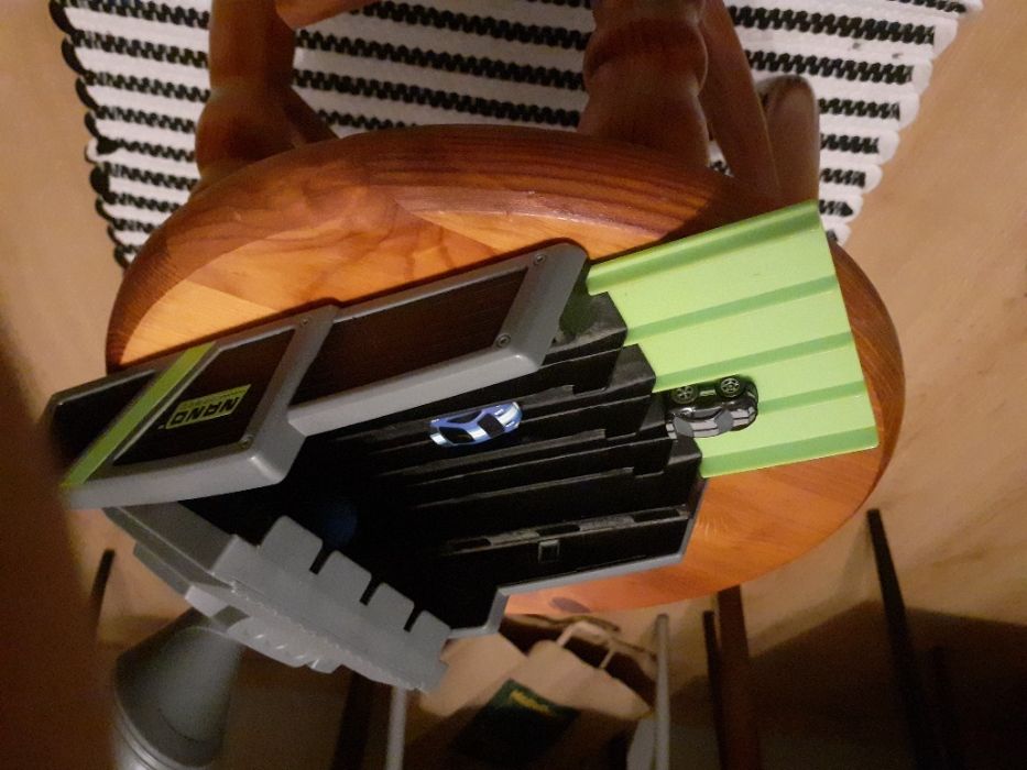 tor z dwoma samochodami