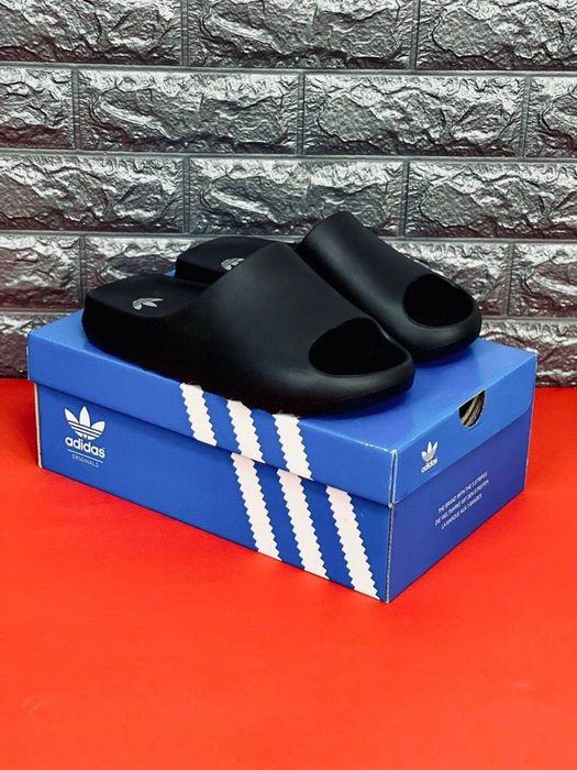Шлепанцы Adidas Yezzy Bost / комнатные мужские шлепанцы / трендовые мужские красивки / адики слансы /  цельнолитые тапки в басейн