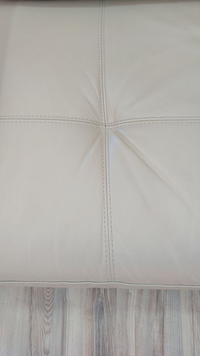 Sofá em pele genuína dois lugares cor creme