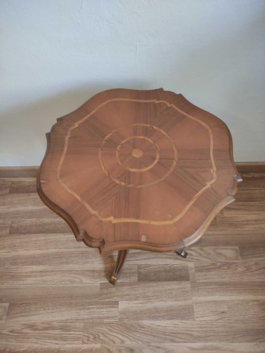 Mesa de apoio em madeira com embutidos