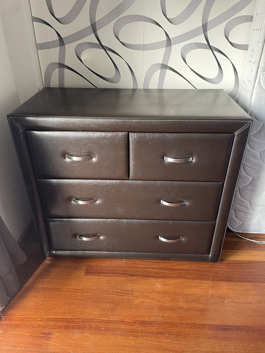 Cómoda moderna em pele sintética com 4 gavetas