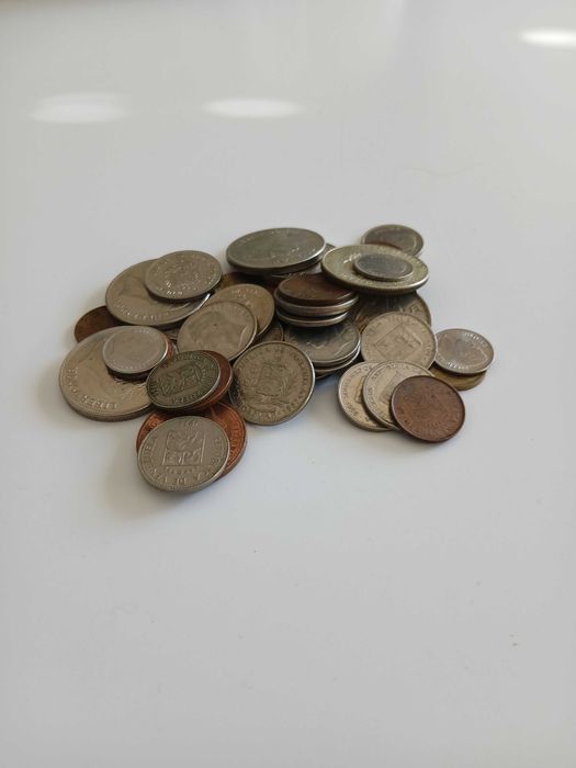Moedas estrangeiras. Lote de 51 unidades.