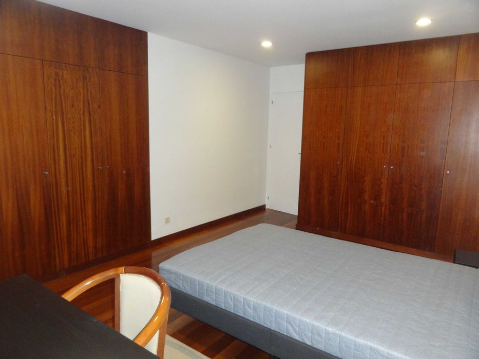 Quarto para arrendar a 5min da U.M Guimarães