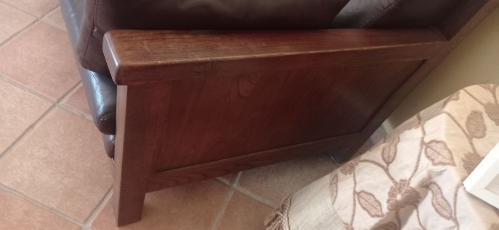 Sofá em madeira de castanho maciça.