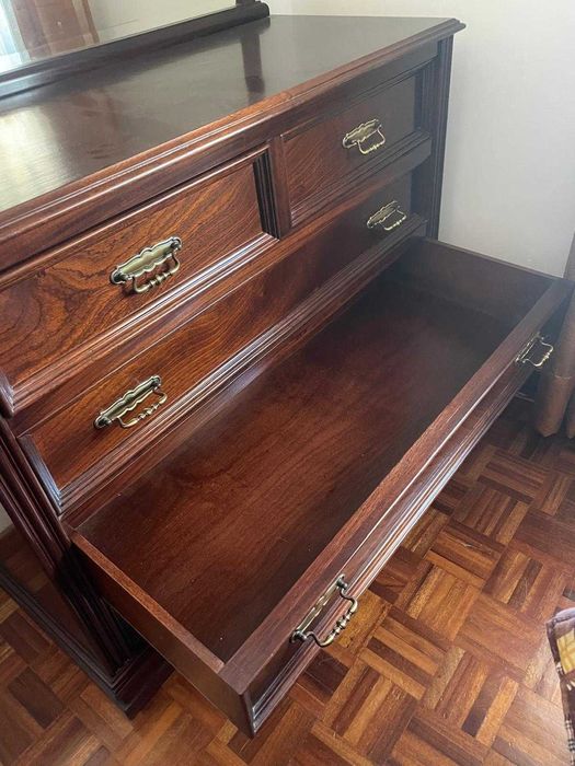 Mobiliário de quarto praticamente sem utilização, excelente estado.