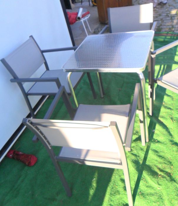 Cadeiras de braços empilháveis