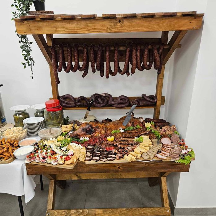 Stół wiejski , stół szwedzki , prosię pieczone , dziczyzna , kiełbasa