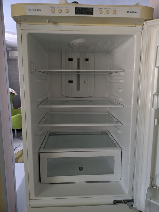 Продам 2х камерний холодильник Samsung No Frost  5000